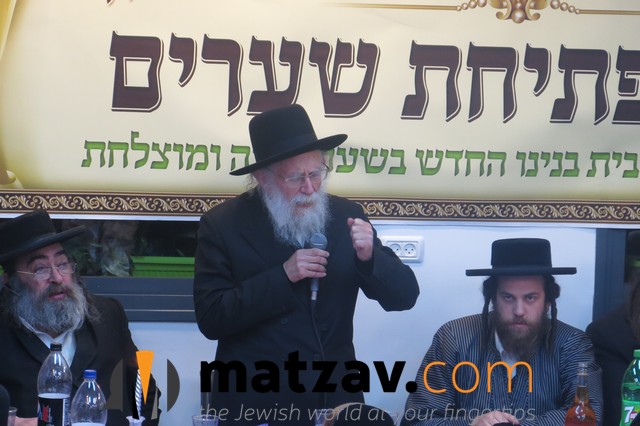 Rabbi Shimon Galai addressing the orphans.