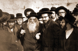 Reb Menachem Eliezer with the Imrei Chaim of Vizhnitz.