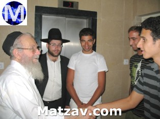 Rav Yaakov Edelstein greeting teenaged 'Mitchazkim' of Lev L'Achim.