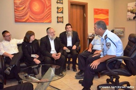 rabbi-moshe-tzvi-and-mrs-chulda-sofer-meeting-with-israeli-police