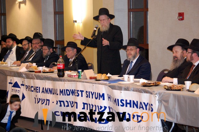 Rabbi Dovid Golberg addressing the melave Malka