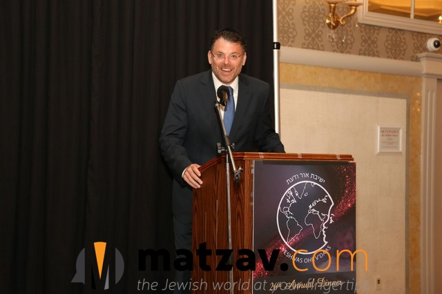 Mr. Carey Wolchok presenting Rabbi Aaron Kotler