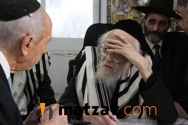 **FILE** Israeli president Shimon Peres visits Rabbi Yosef Shalom Eliashiv on October 08, 2009. Rabbi Eliashiv passed away today July 18, 2012 at the age of 102. Photo by Yosef Avi Yair Engel/GPO/FLASH90  *** Local Caption *** ????? ??? ??? ?????? ? ?? ??????