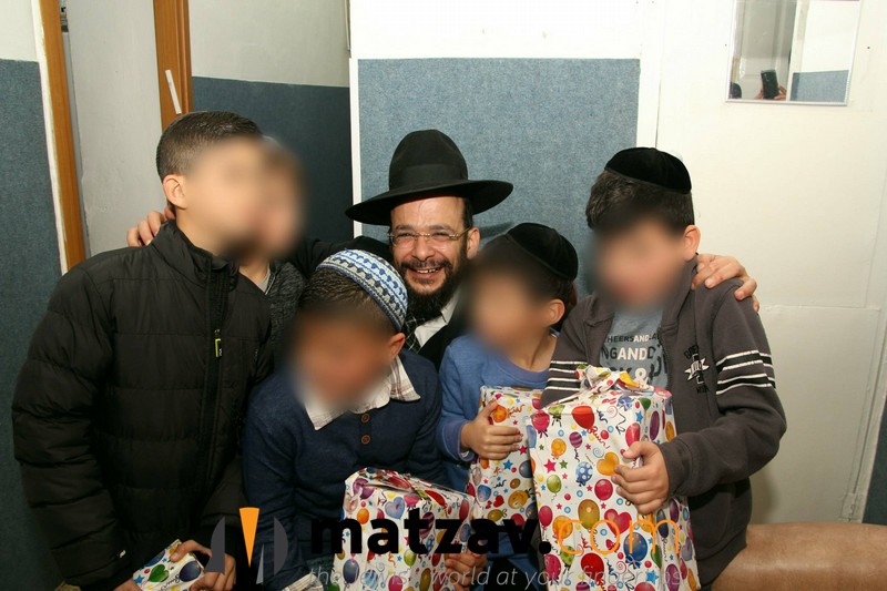 3-mohel-with-the-children