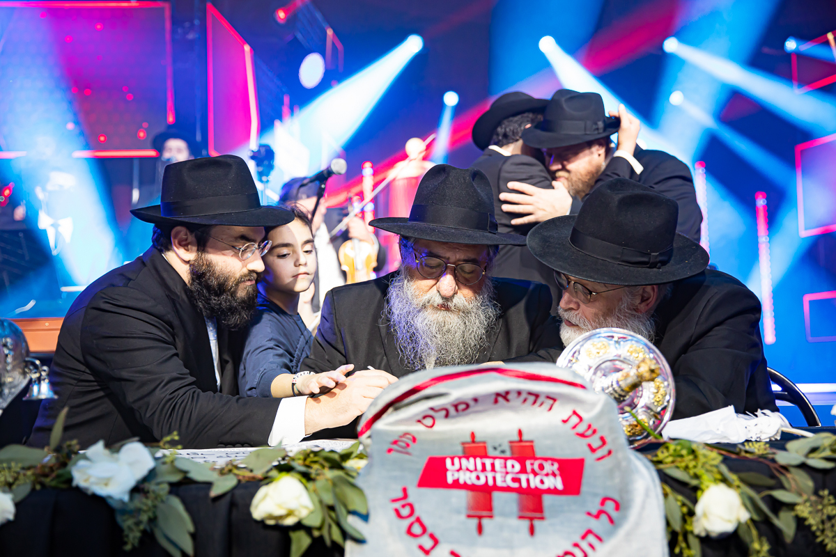 500,000 Watch as Miracle Sefer Torah Reaches Spectacular Conclusion 27