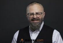 WATCH: Yossi Green Composes New Song in Minutes After Being Challenged by Mir Rosh Yeshiva