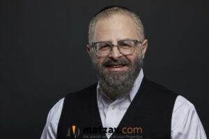 WATCH: Yossi Green Composes New Song in Minutes After Being Challenged by Mir Rosh Yeshiva
