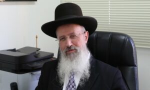 Rav Avraham Yosef Warns Against Mincha After Tzeis Hakochavim: ‘Get Out of There — Don’t Answer Amen’