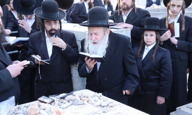 Amshinover Rebbe’s Son Clarifies Har Habayis Remarks After Uproar Over...