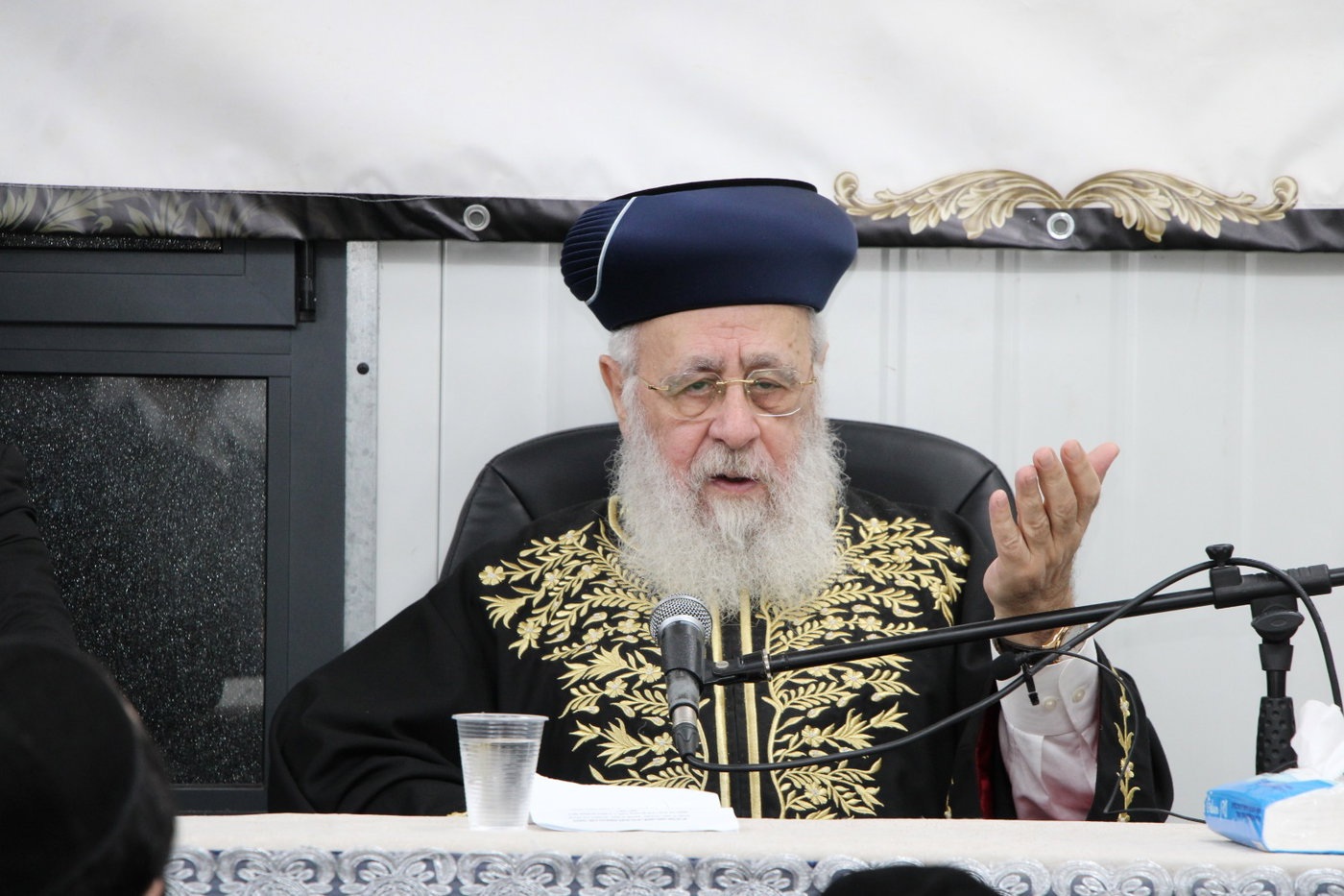 Rav Yitzchok Yosef’s Office Issues Unusual Statement Denying Health Rumors