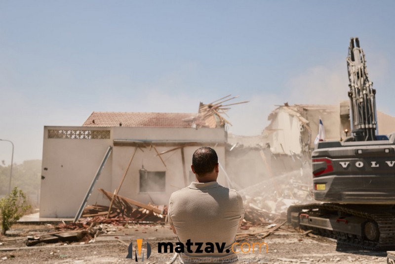 Heartbreaking Moment in Be’eri: Eli Sharabi Watches Family Home Torn Down,...