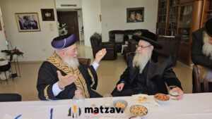 Sanz-Klausenburger Rebbe Visits Rav Shlomo Moshe Amar in Yerushalayim