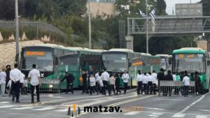 Shabbos Battle Escalates: Chareidi Protesters Block Yerushalayim Entrance, Halt 13 Egged Buses