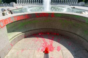 Suspect Charged With Vandalizing DC World War II Memorial With Bubble Soap, Red Graffiti