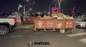 Shabbos Road Battle Erupts in Bnei Brak as Dumpsters Block Entrance to Mixed Neighborhood