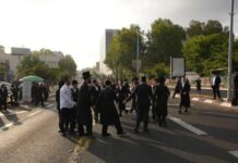Chareidi Protesters Camp Overnight Outside Tel Hashomer, Block Roads Ahead of IDF Draft Day