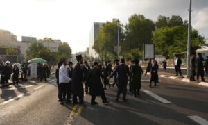 Chareidi Protesters Camp Overnight Outside Tel Hashomer, Block Roads Ahead of IDF Draft Day