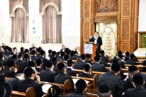 Photos: Rav Issamar Garbuz Delivering a Shiur at Yeshiva Eitz Chaim-Bobov In Bnei Brak